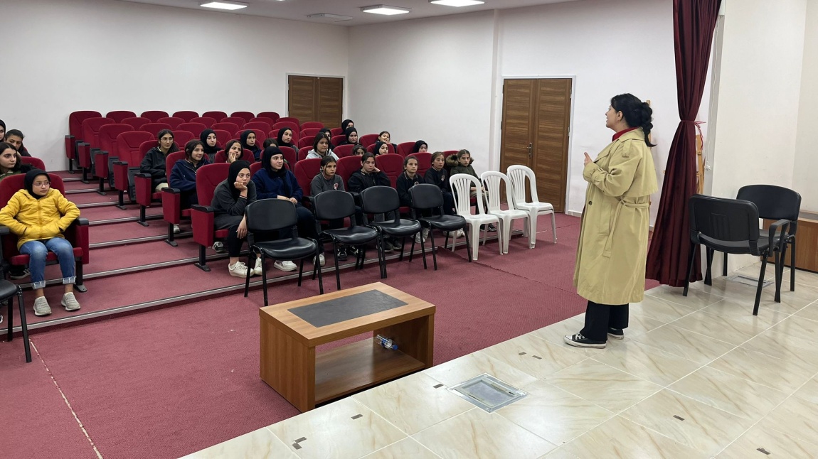 Okulumuzda öğrencilerin uyması gereken kurallar ile ilgili seminer düzenlendi.